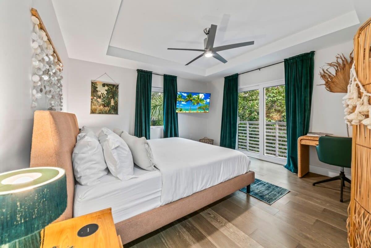 Holiday home Chic Pool Oasis Modern Open Floor King Beds