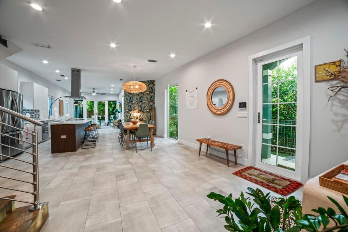 Chic Pool Oasis Modern Open Floor King Beds Holiday home *