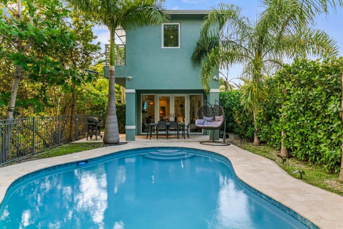 Chic Pool Oasis Modern Open Floor King Beds Fort Lauderdale