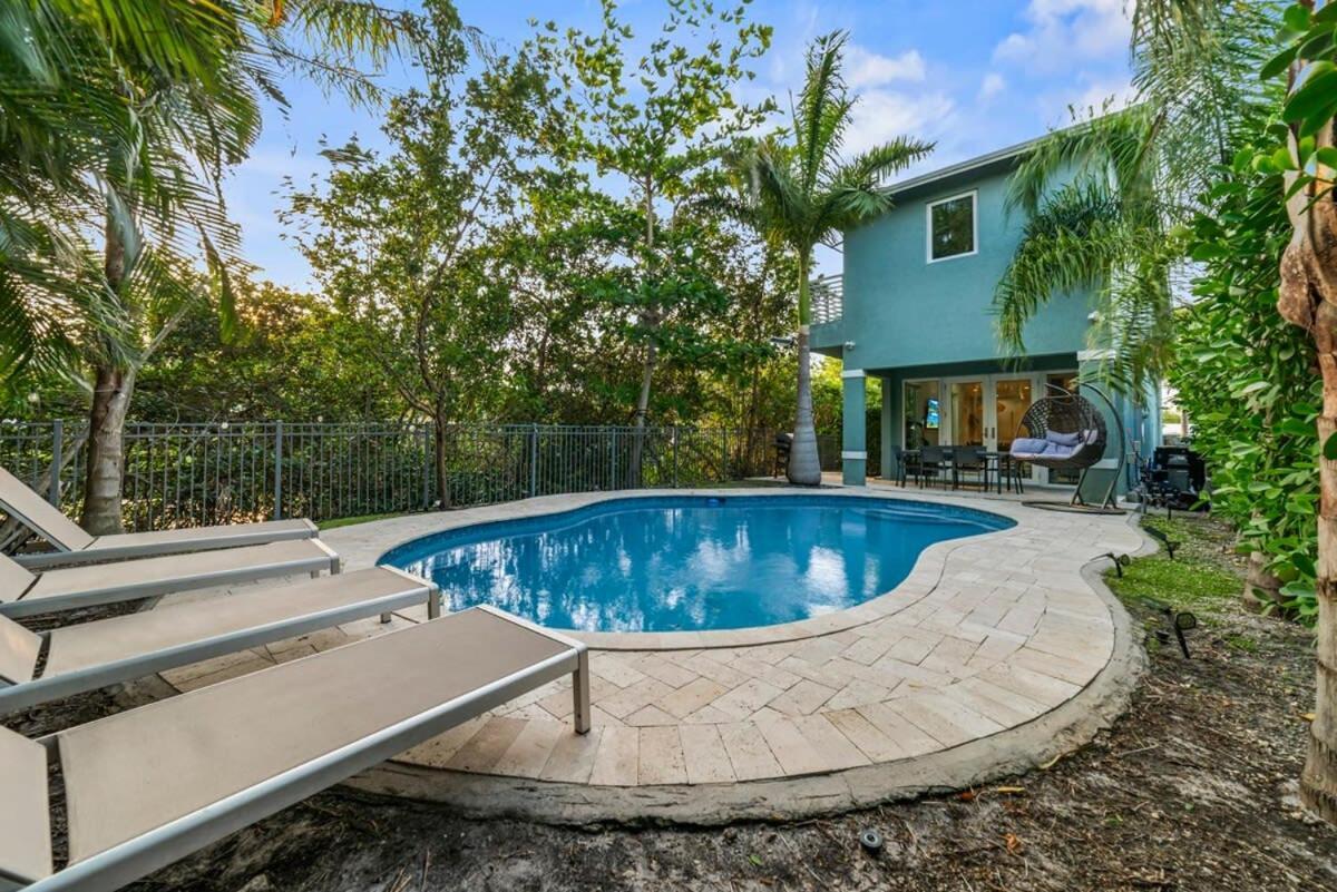 Chic Pool Oasis Modern Open Floor King Beds Holiday home