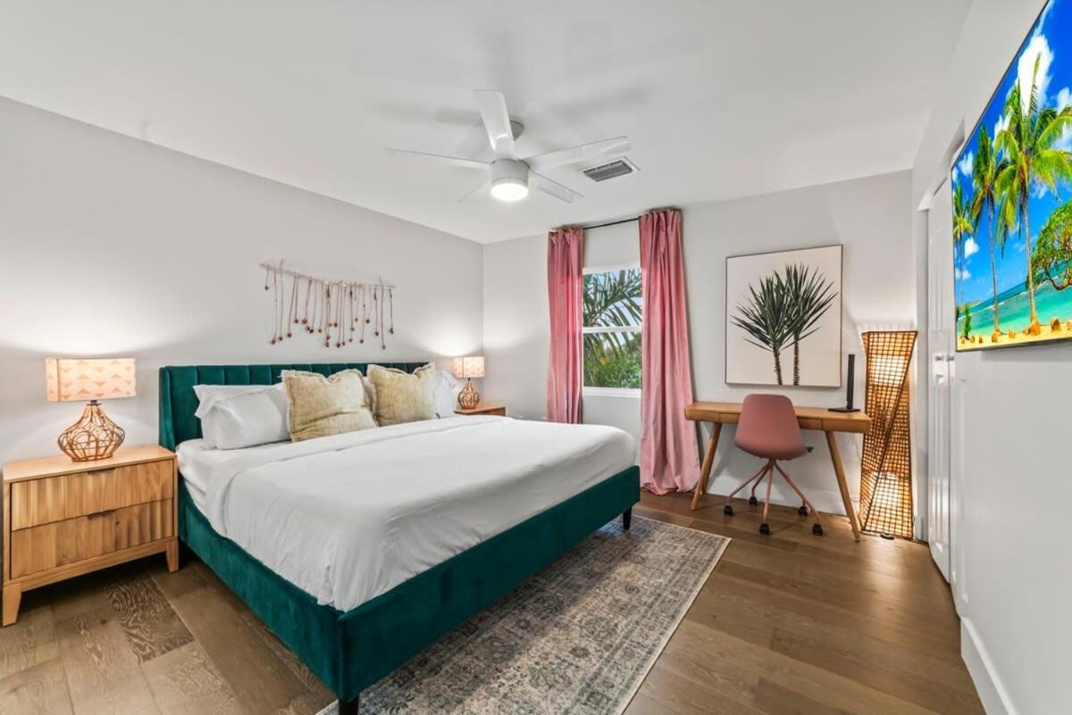 Chic Pool Oasis Modern Open Floor King Beds Holiday home *