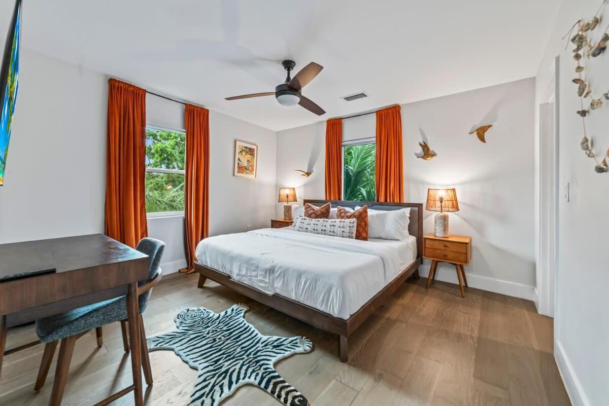 Chic Pool Oasis Modern Open Floor King Beds Fort Lauderdale