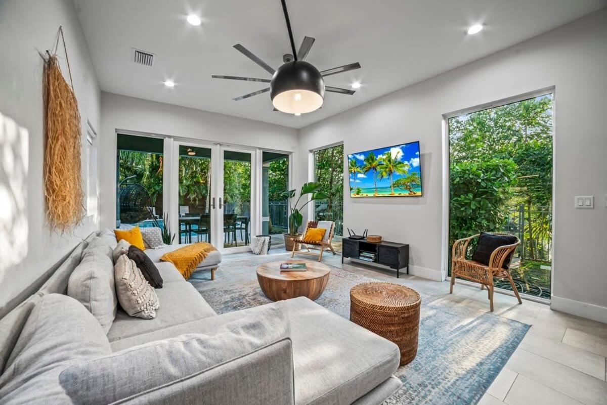 Chic Pool Oasis Modern Open Floor King Beds Holiday home