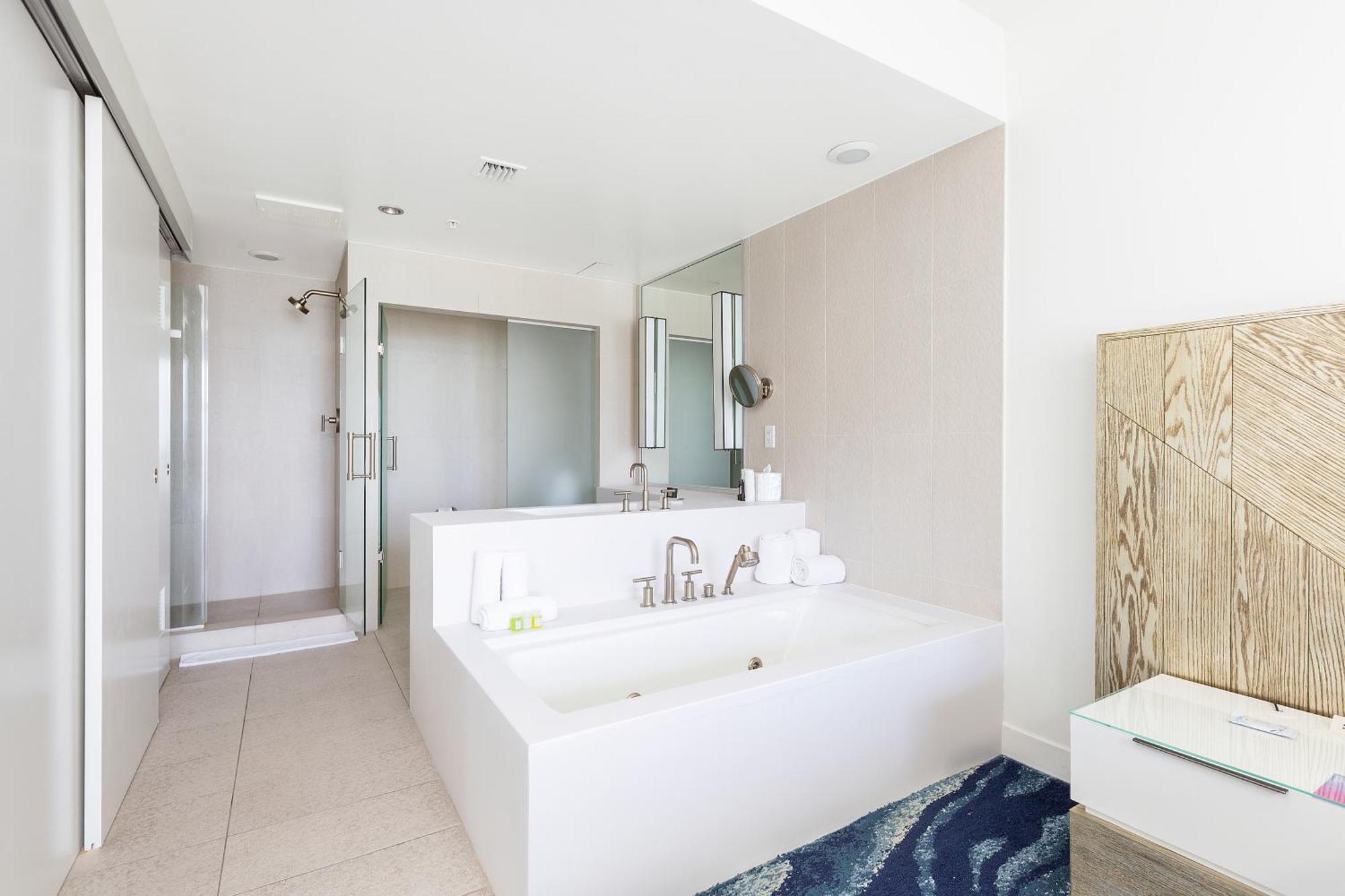 16th Floor Luxury 2 Bedroom - Ocean Views & Luxury Apartment *