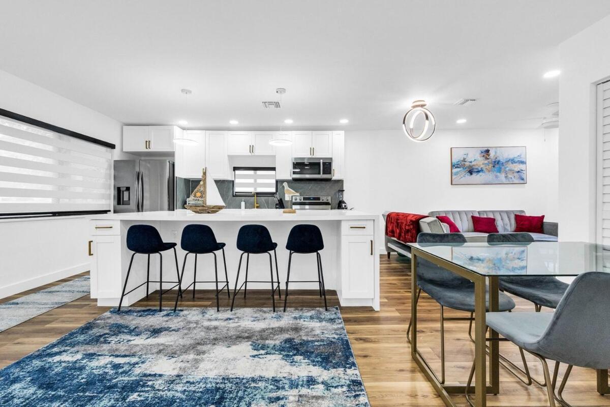 Modern W Large Yard Fort Lauderdale