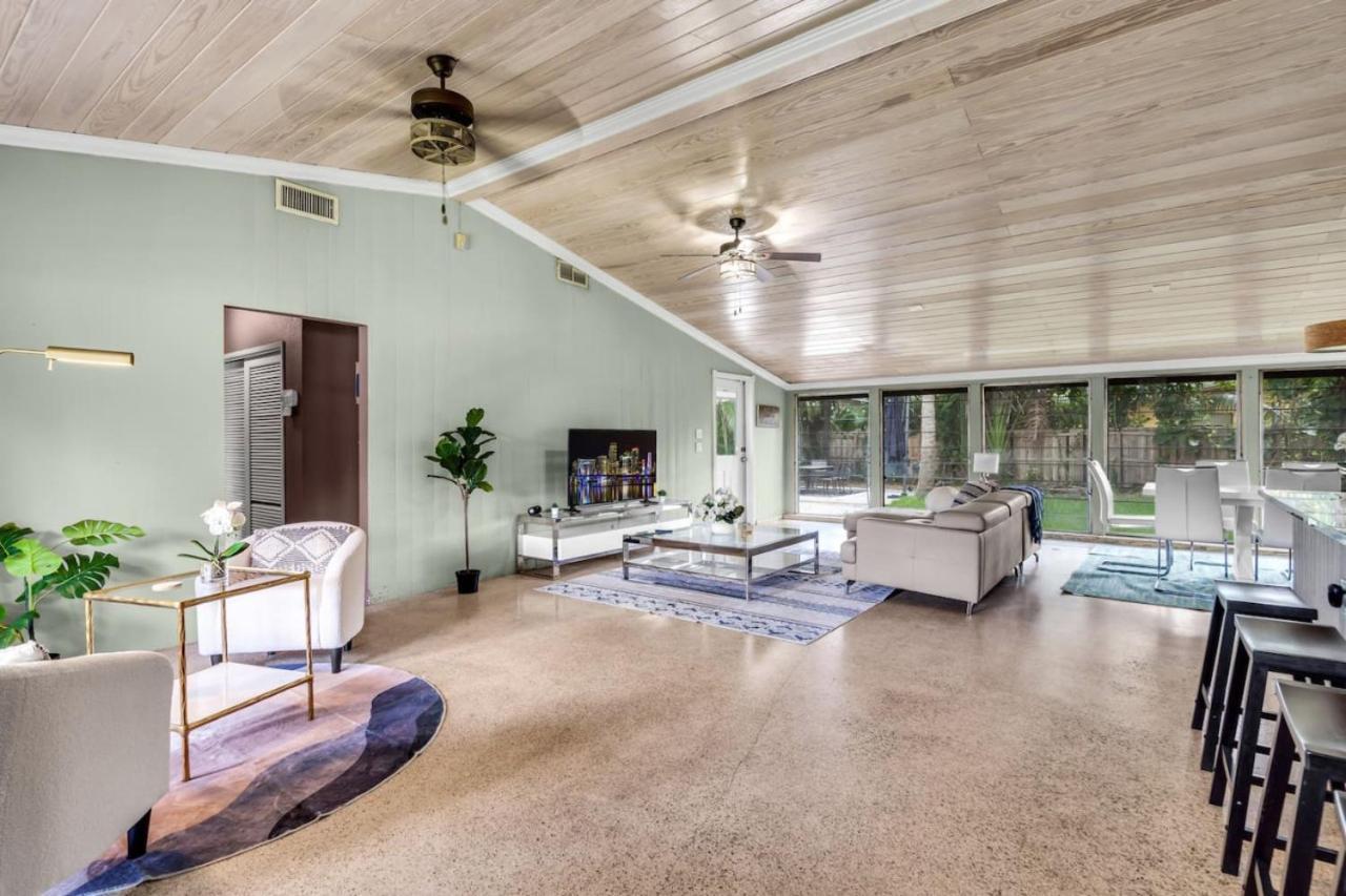Spacious With Pool For 8 People