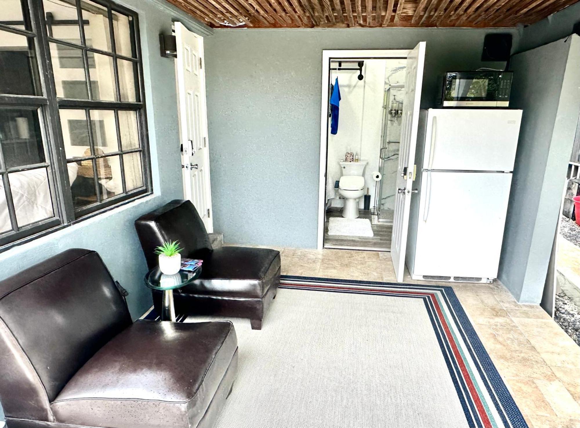 Guest house Poolside Manor - Men Only Clothing-optional *