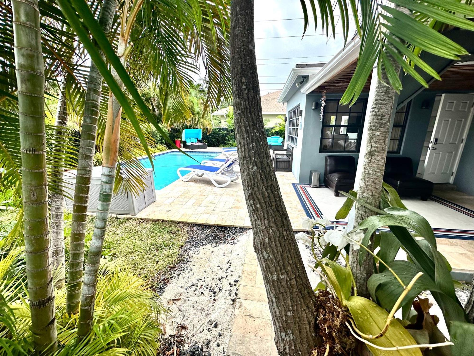 Poolside Manor - Men Only Clothing-optional
