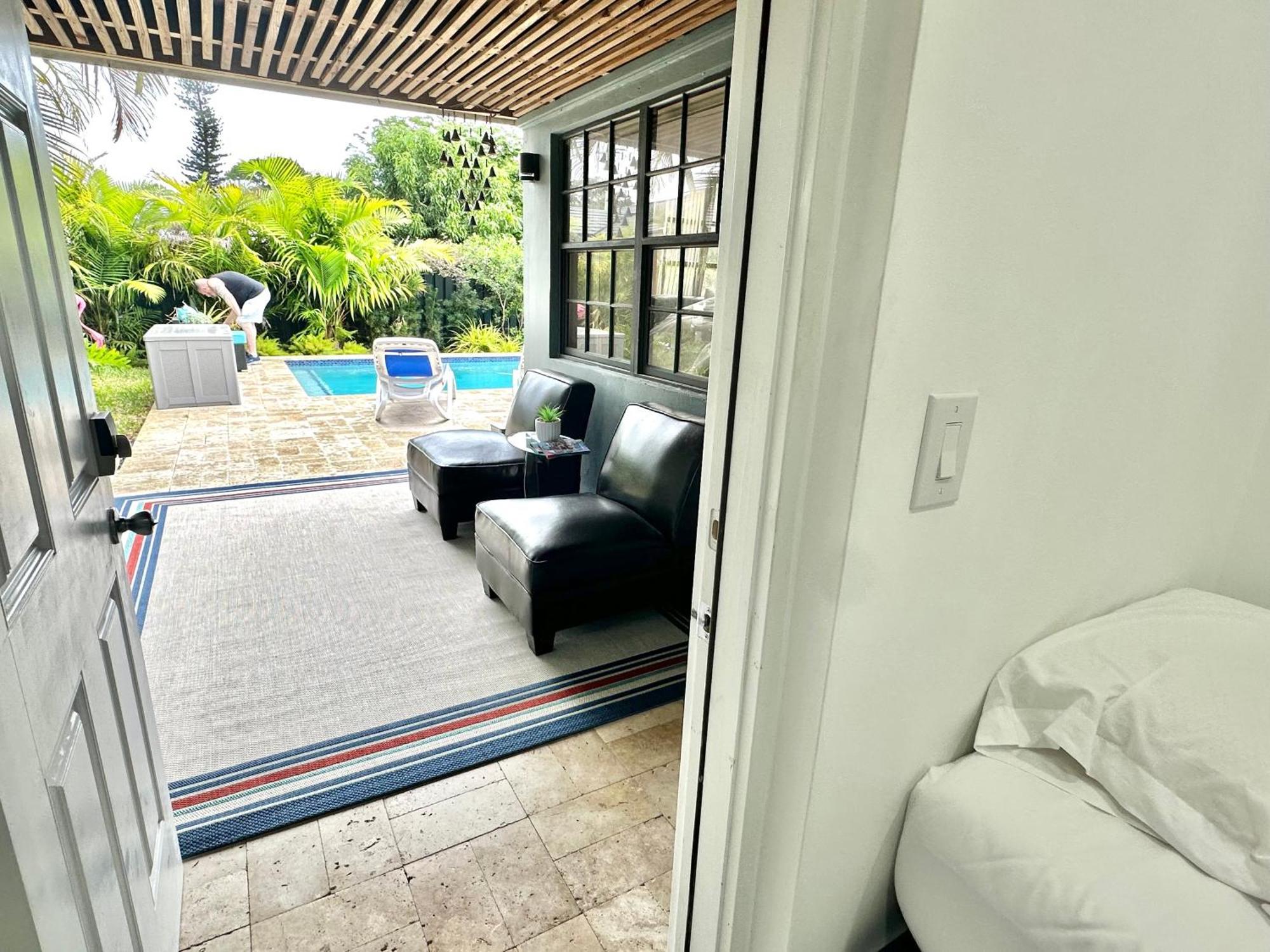 Poolside Manor - Men Only Clothing-optional Guest house