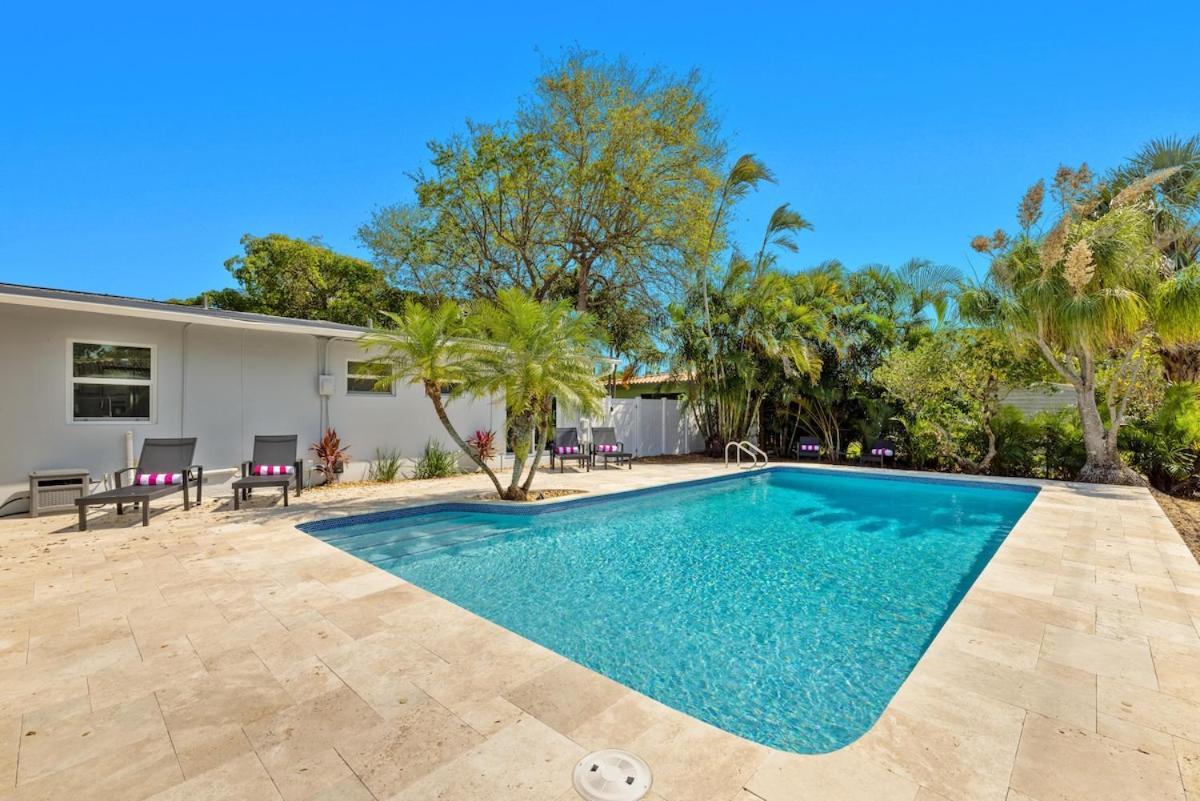 Spacious Pool Mins To Beach,airport,pets Ok