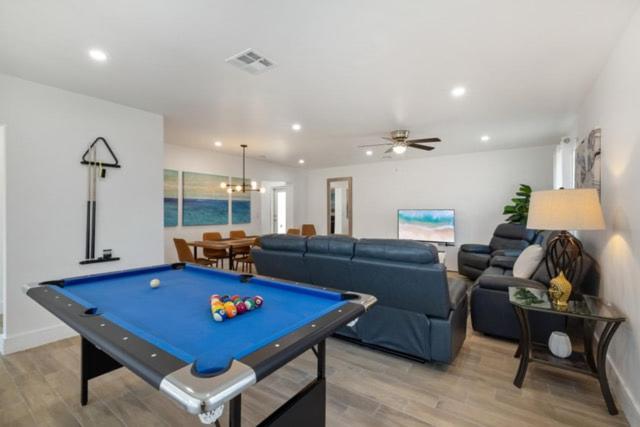 Spacious Pool Mins To Beach,airport,pets Ok Holiday home *