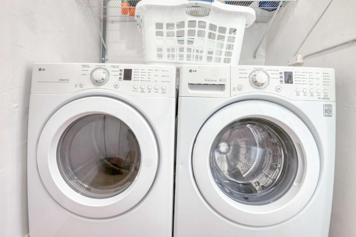 Spacious Pool Mins To Beach,airport,pets Ok