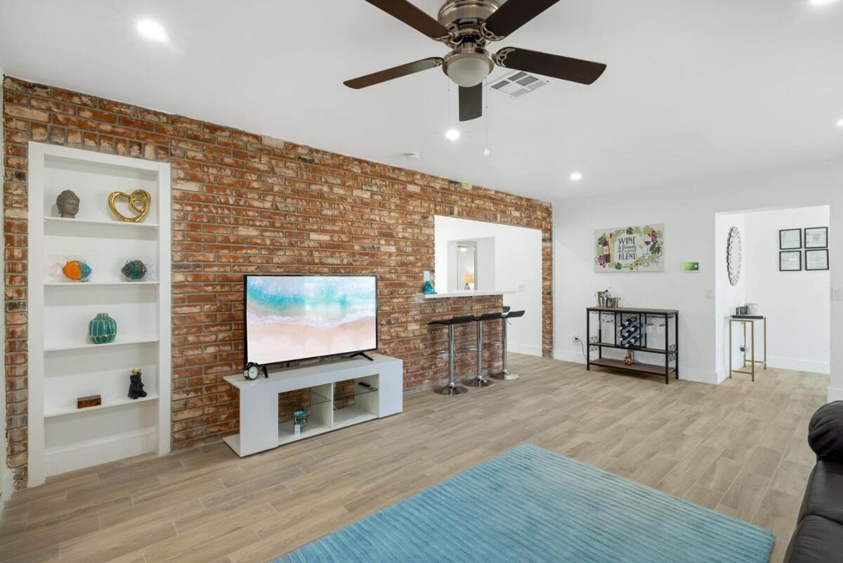 Spacious Pool Mins To Beach,airport,pets Ok Holiday home Fort Lauderdale