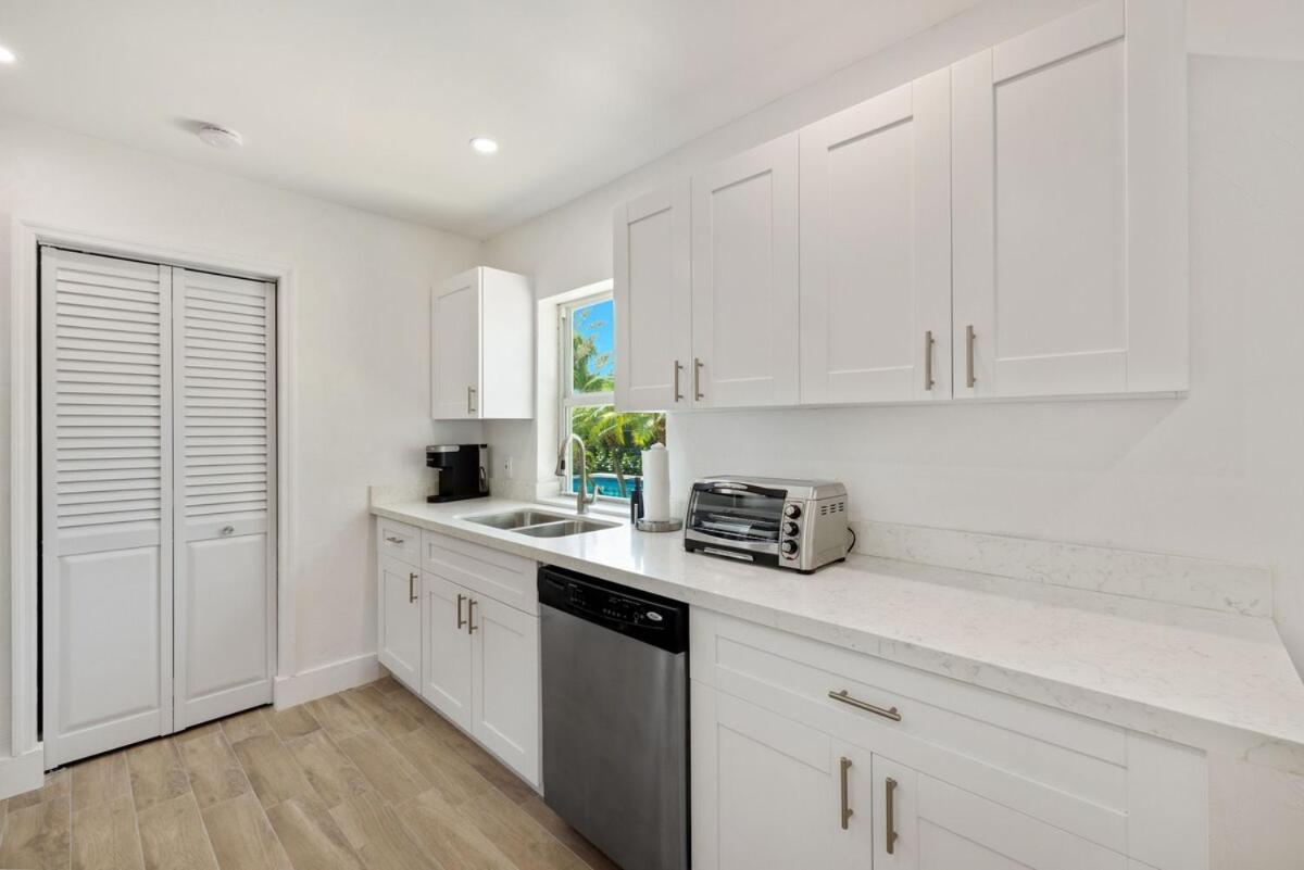 Spacious Pool Mins To Beach,airport,pets Ok Holiday home Fort Lauderdale