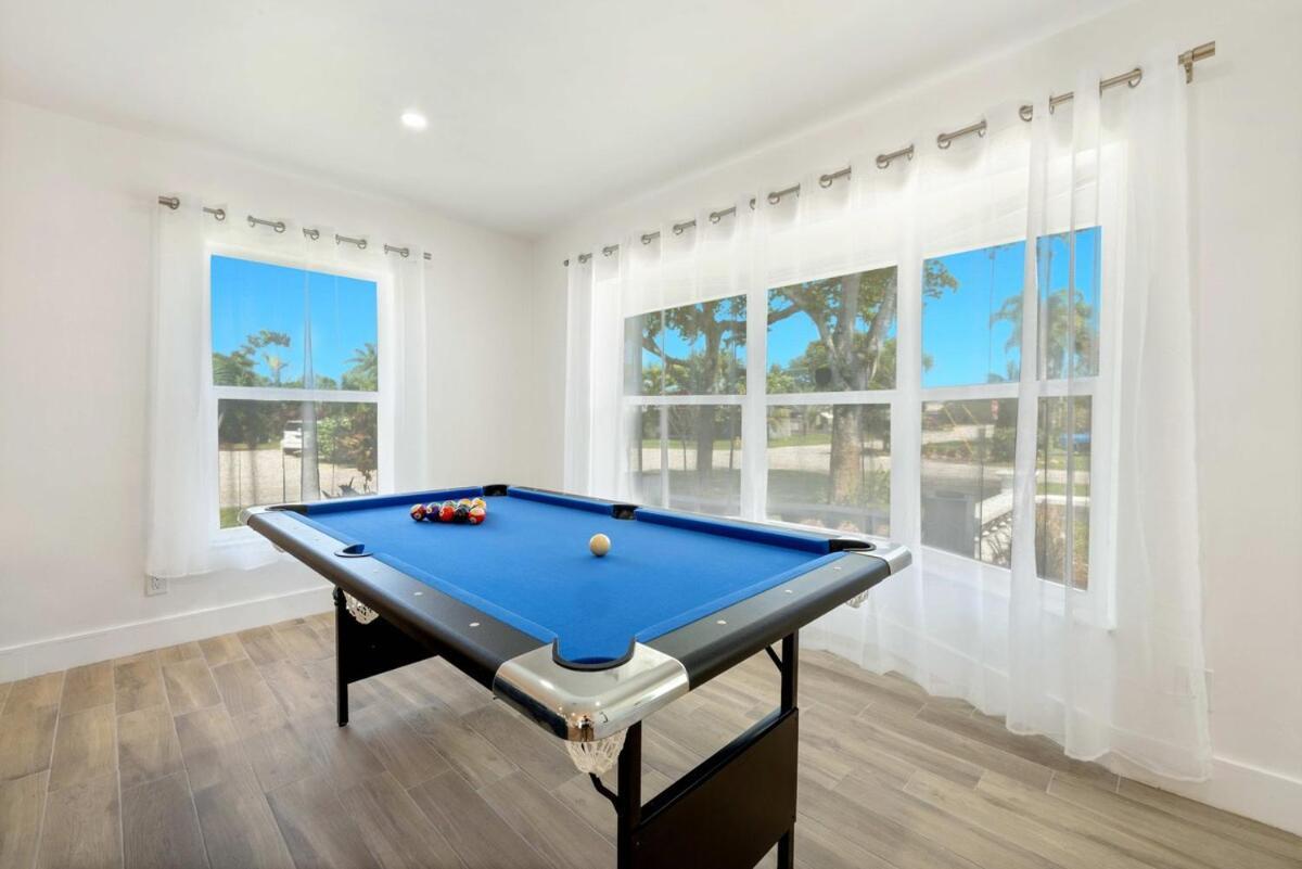 Spacious Pool Mins To Beach,airport,pets Ok Holiday home Fort Lauderdale