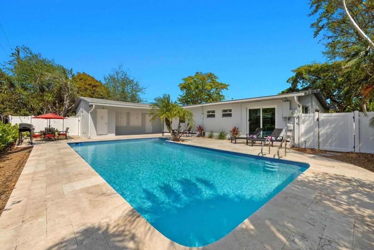 Spacious Pool Mins To Beach,airport,pets Ok *