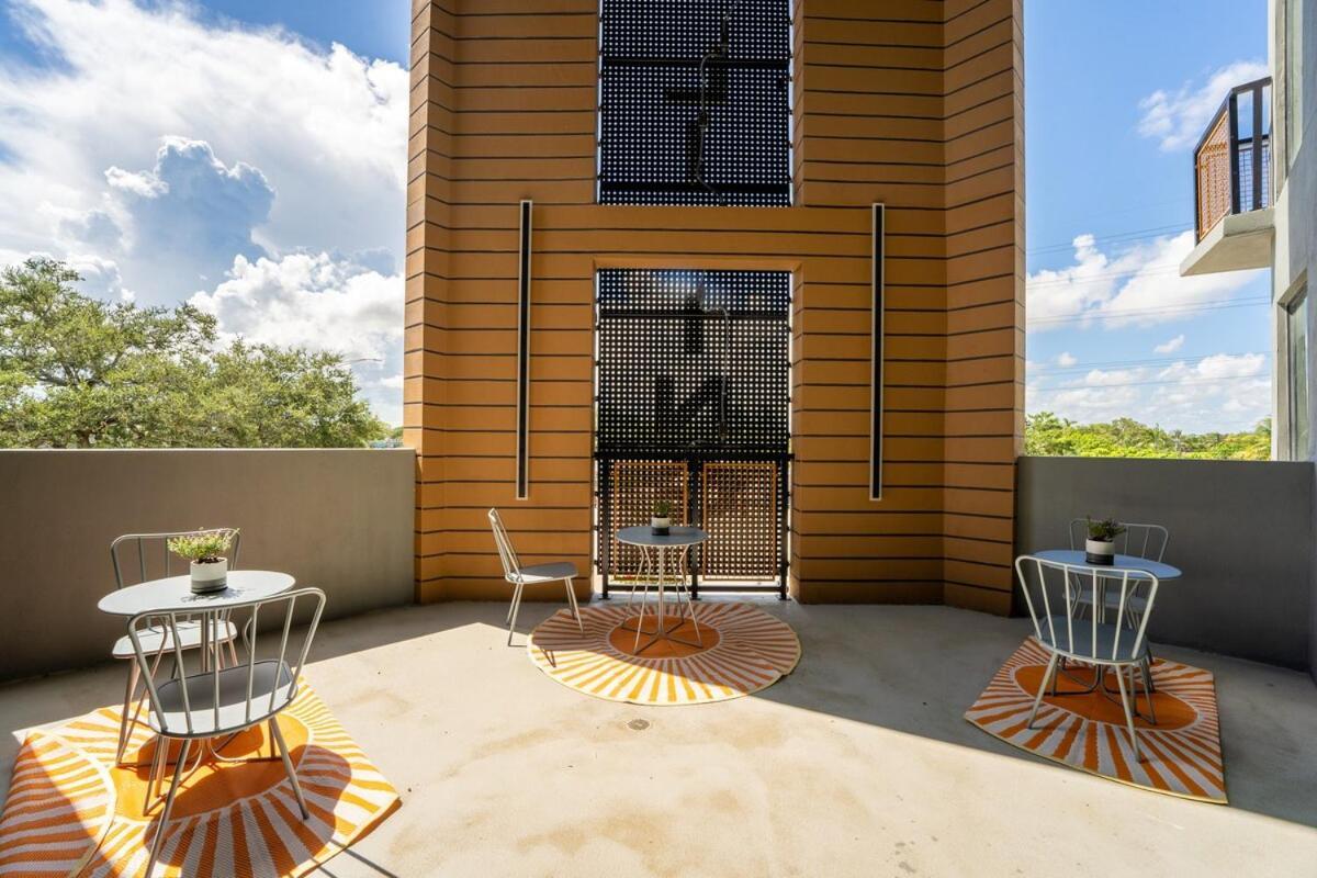 Ultra Luxe In Prime Location Apartment *