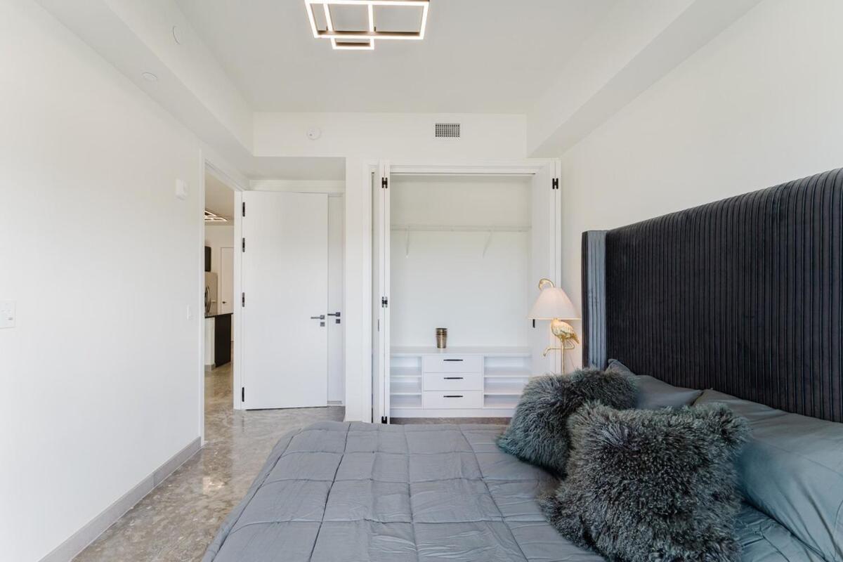 Ultra Luxe In Prime Location Apartment *