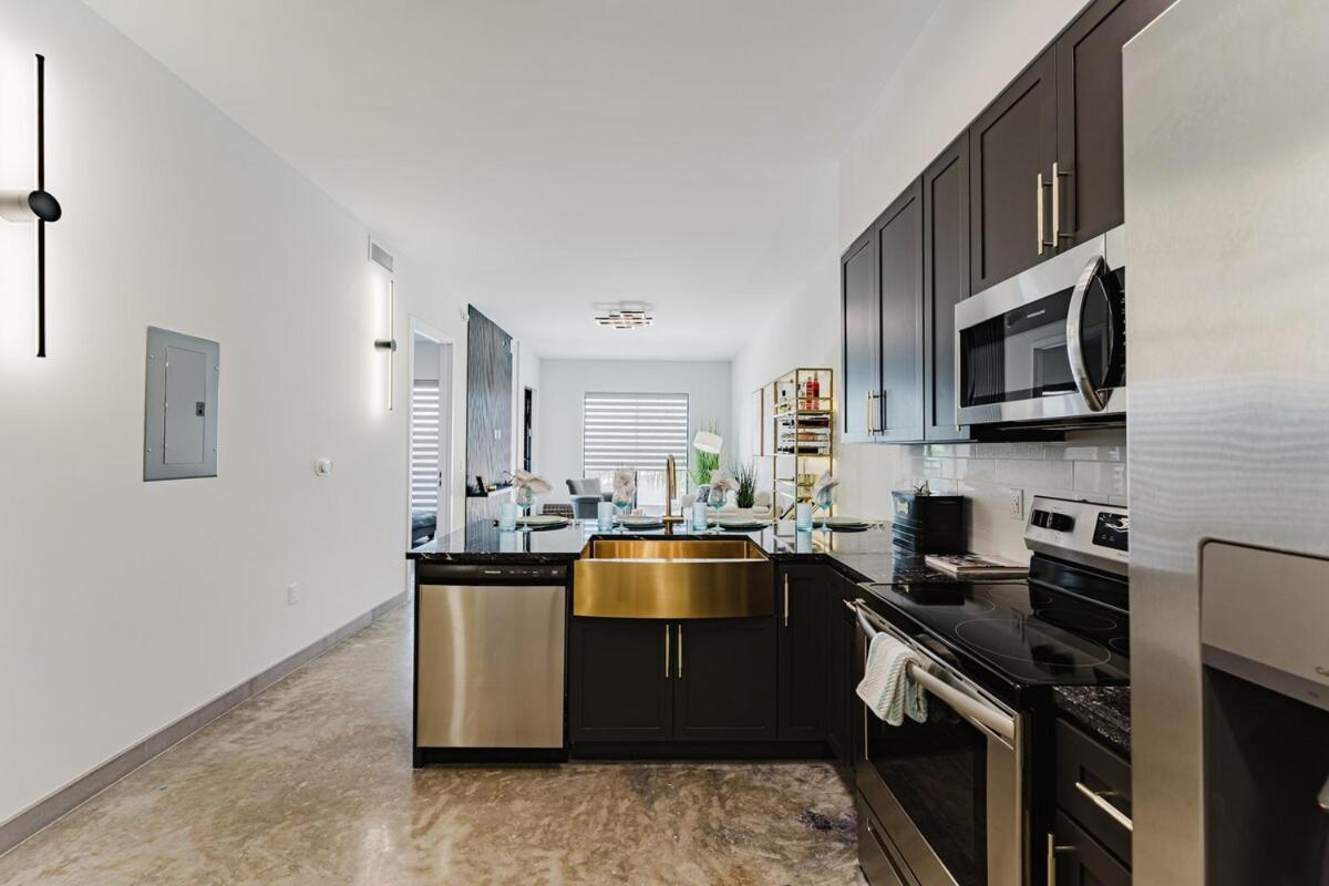 Ultra Luxe In Prime Location Apartment *