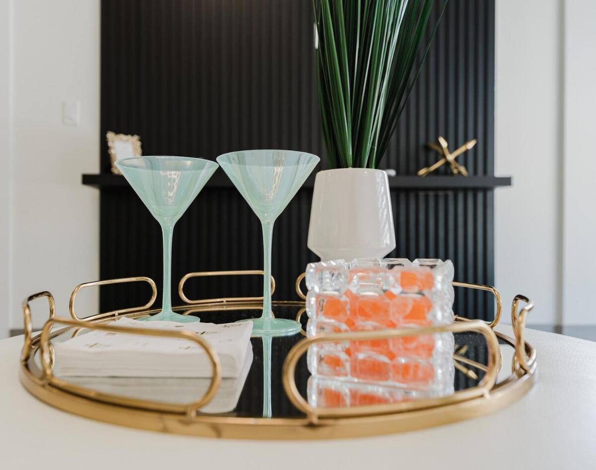 Ultra Luxe In Prime Location Apartment *