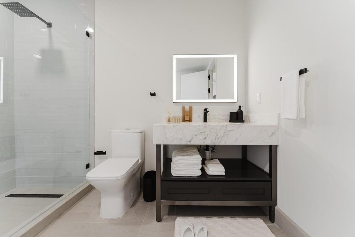 Ultra Luxe In Prime Location *