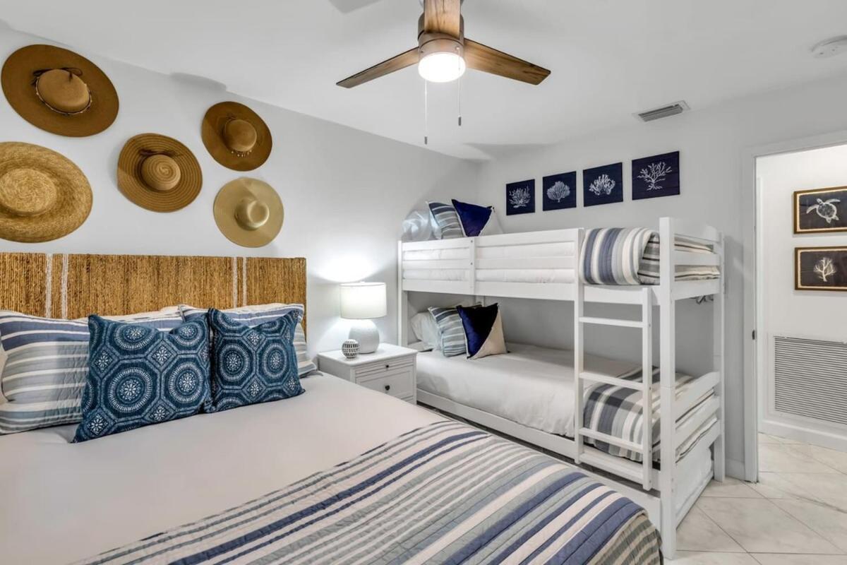 Holiday home New Waterfront Oasis Mins Beach, Eats, Shop