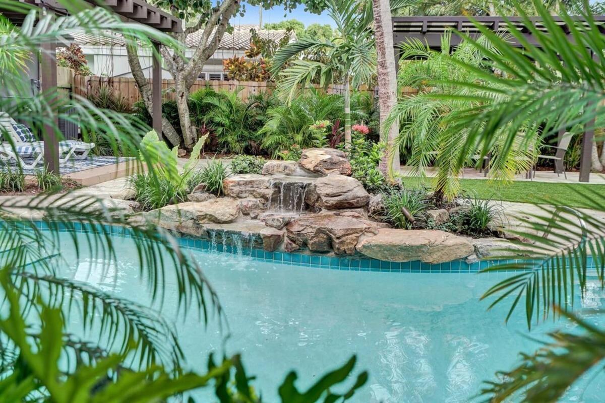New Waterfront Oasis Mins Beach, Eats, Shop Holiday home