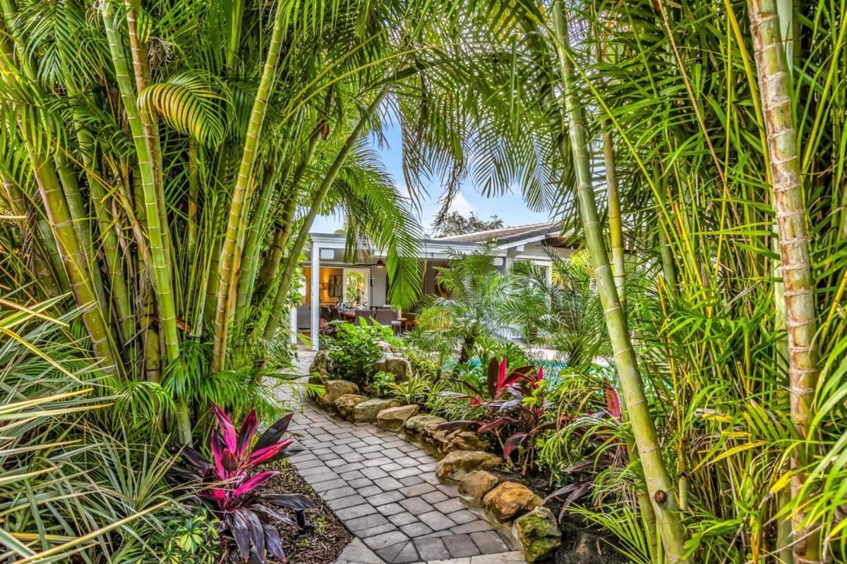 Holiday home New Waterfront Oasis Mins Beach, Eats, Shop *