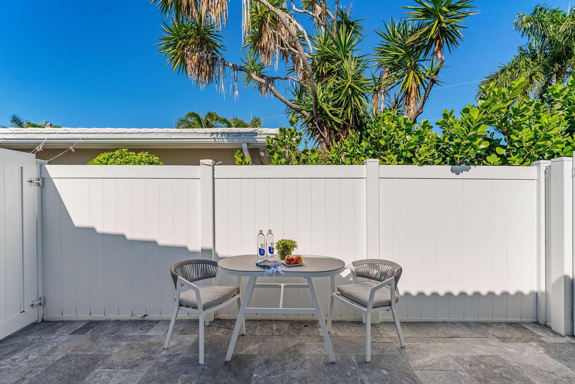Lush Florida King Bed Studio - Dog Friendly Oasis Apartment