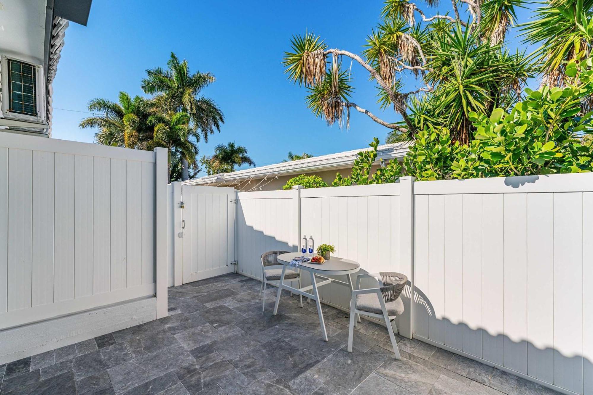 Lush Florida King Bed Studio - Dog Friendly Oasis *