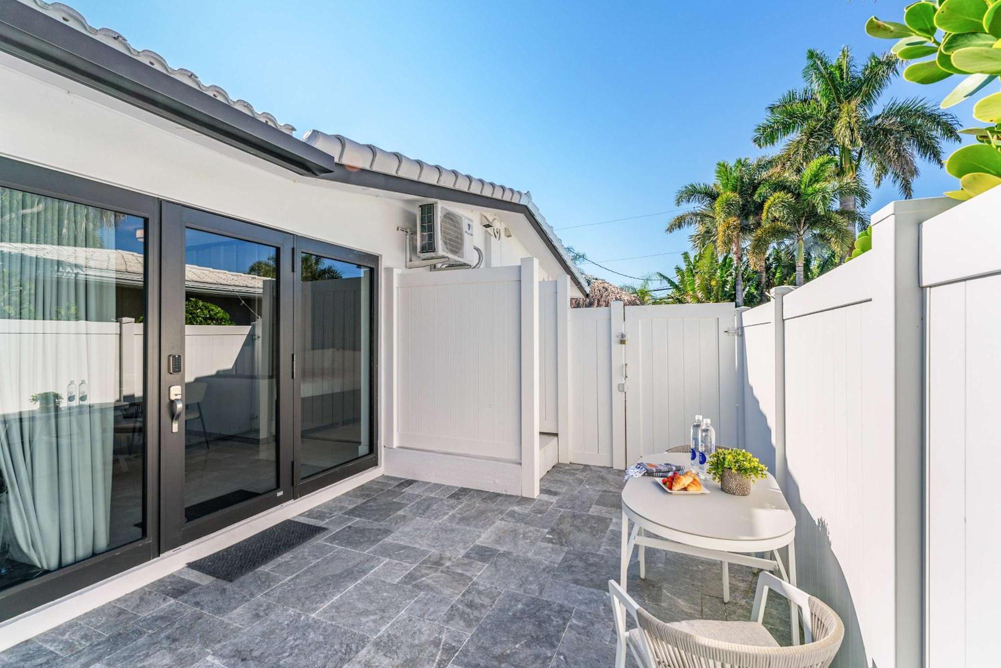 Lush Florida King Bed Studio - Dog Friendly Oasis