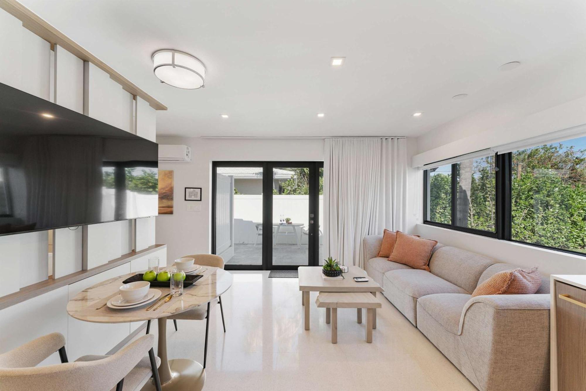 Lush Florida King Bed Studio - Dog Friendly Oasis Apartment Fort Lauderdale