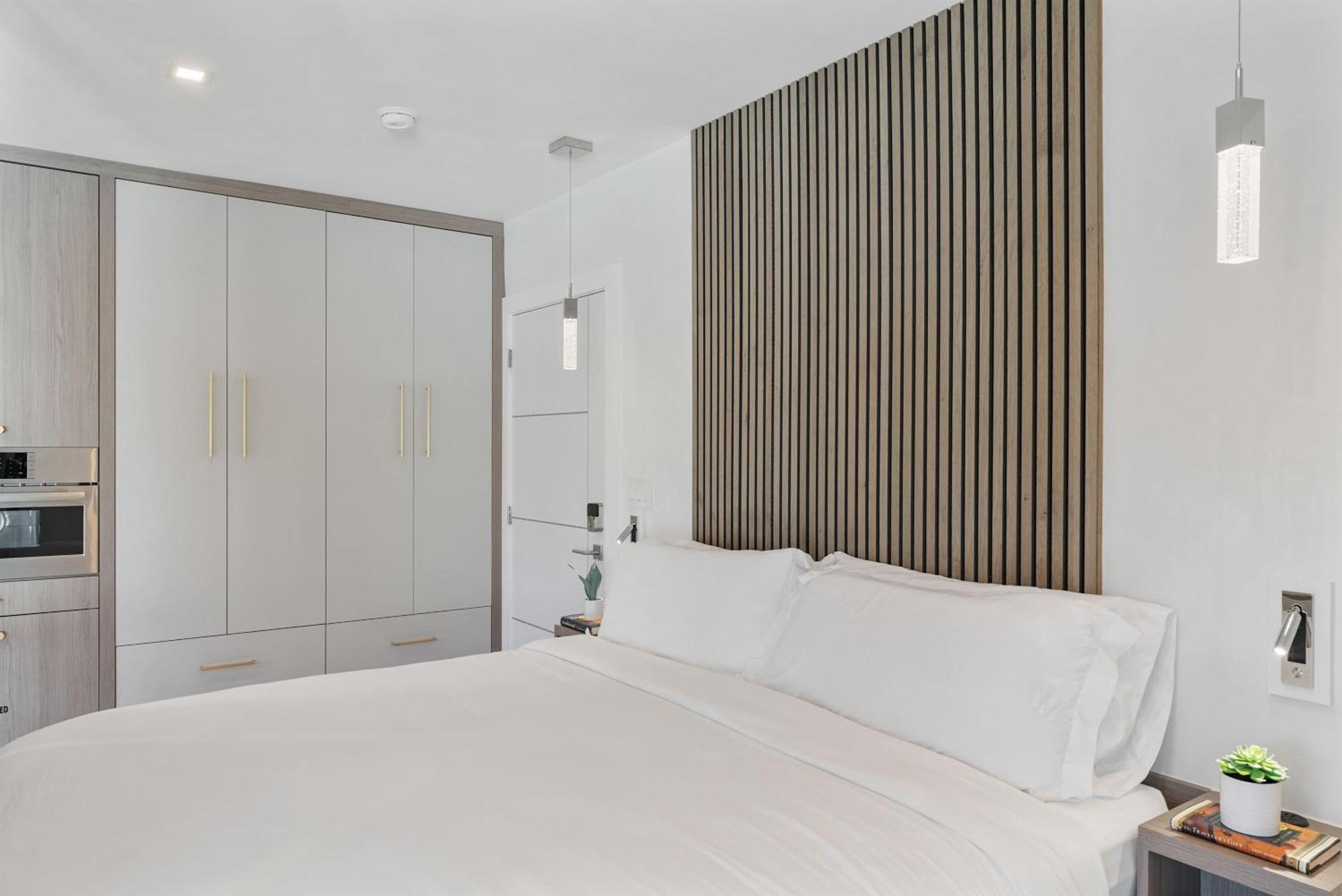 Apartment Lush Florida King Bed Studio - Dog Friendly Oasis *