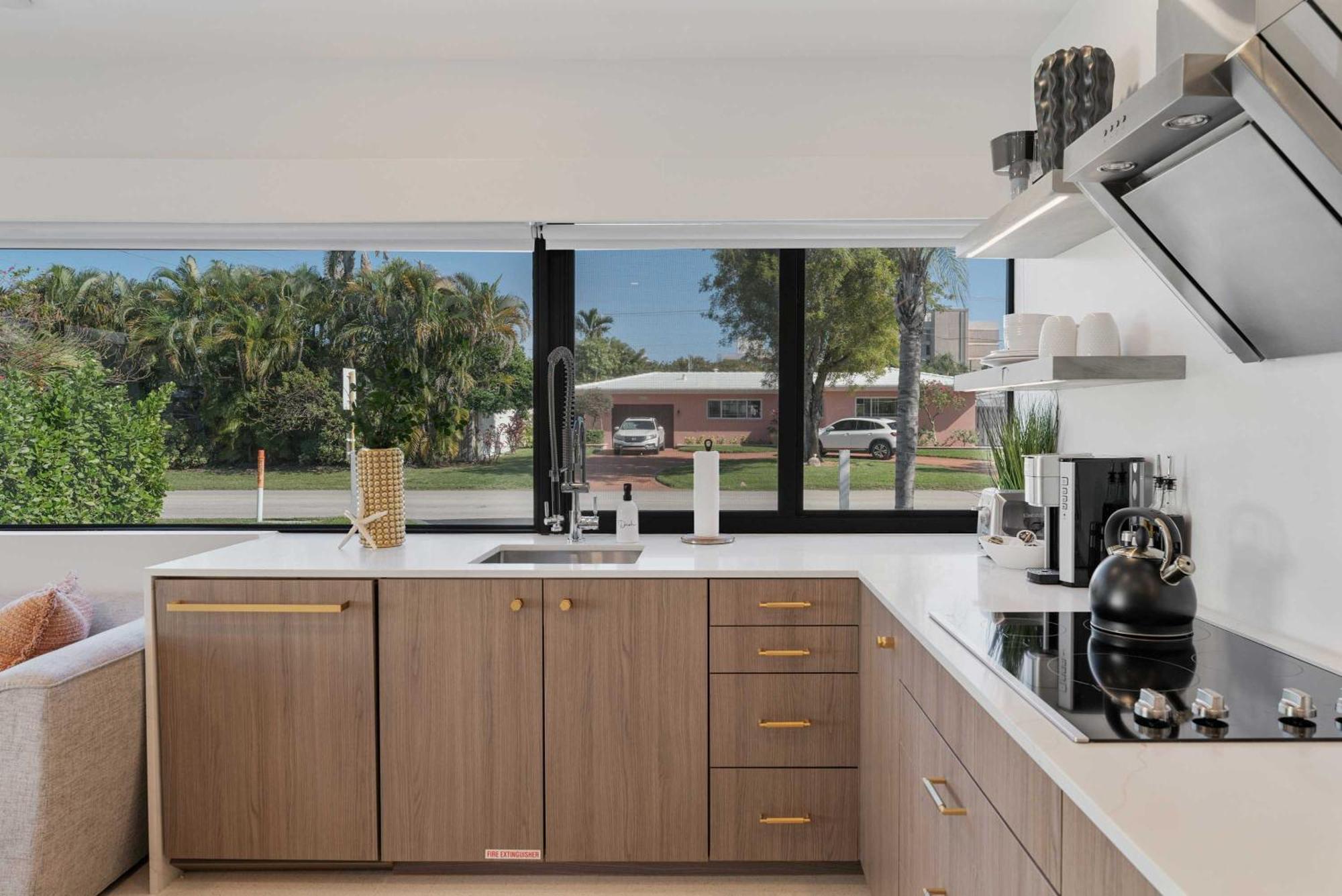 Lush Florida King Bed Studio - Dog Friendly Oasis Apartment *