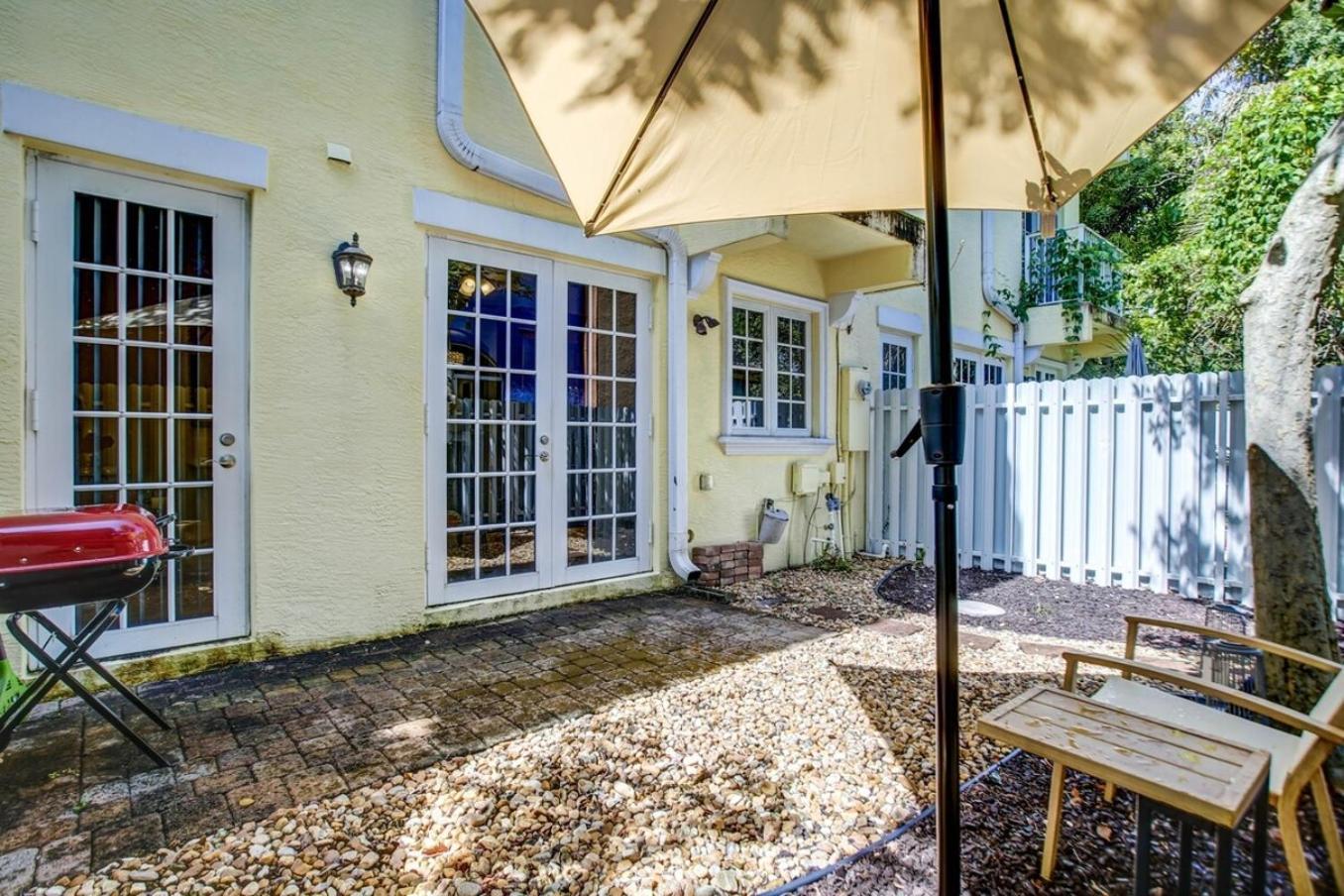 Private Patio Cali King Bed Sleeps 10 Holiday home *