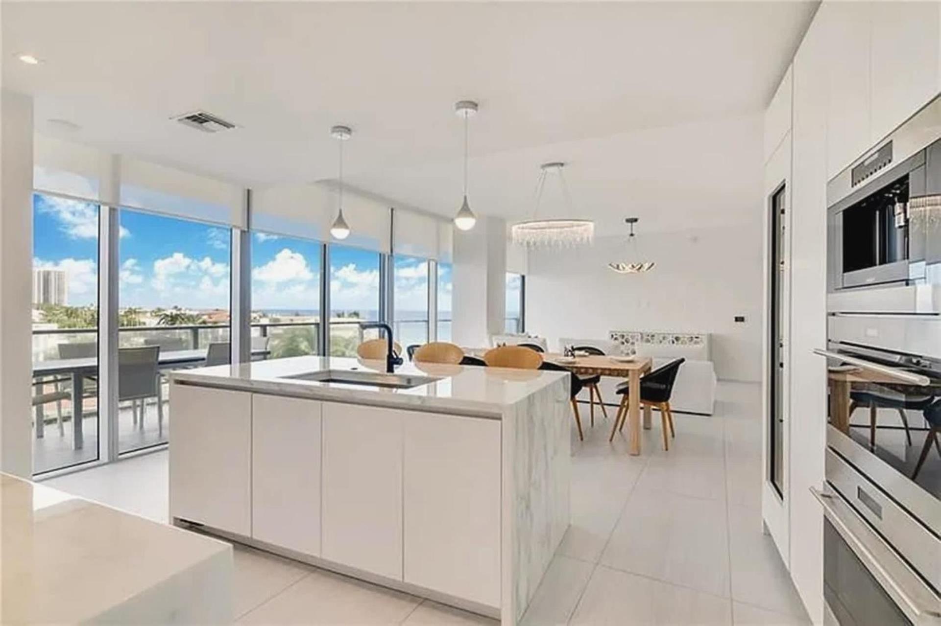 Two-bedroom With Oceanfront Balcony *