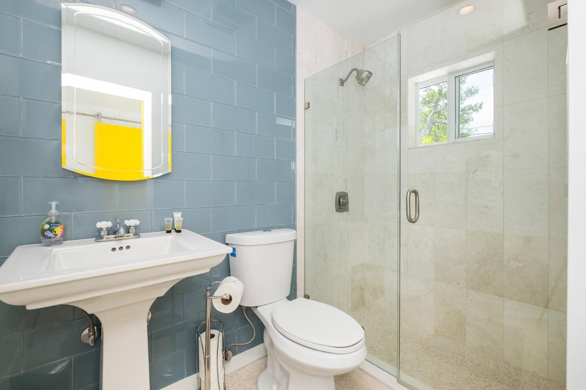 Chic Lauderdale Getaway W/private Heated Pool Holiday home *