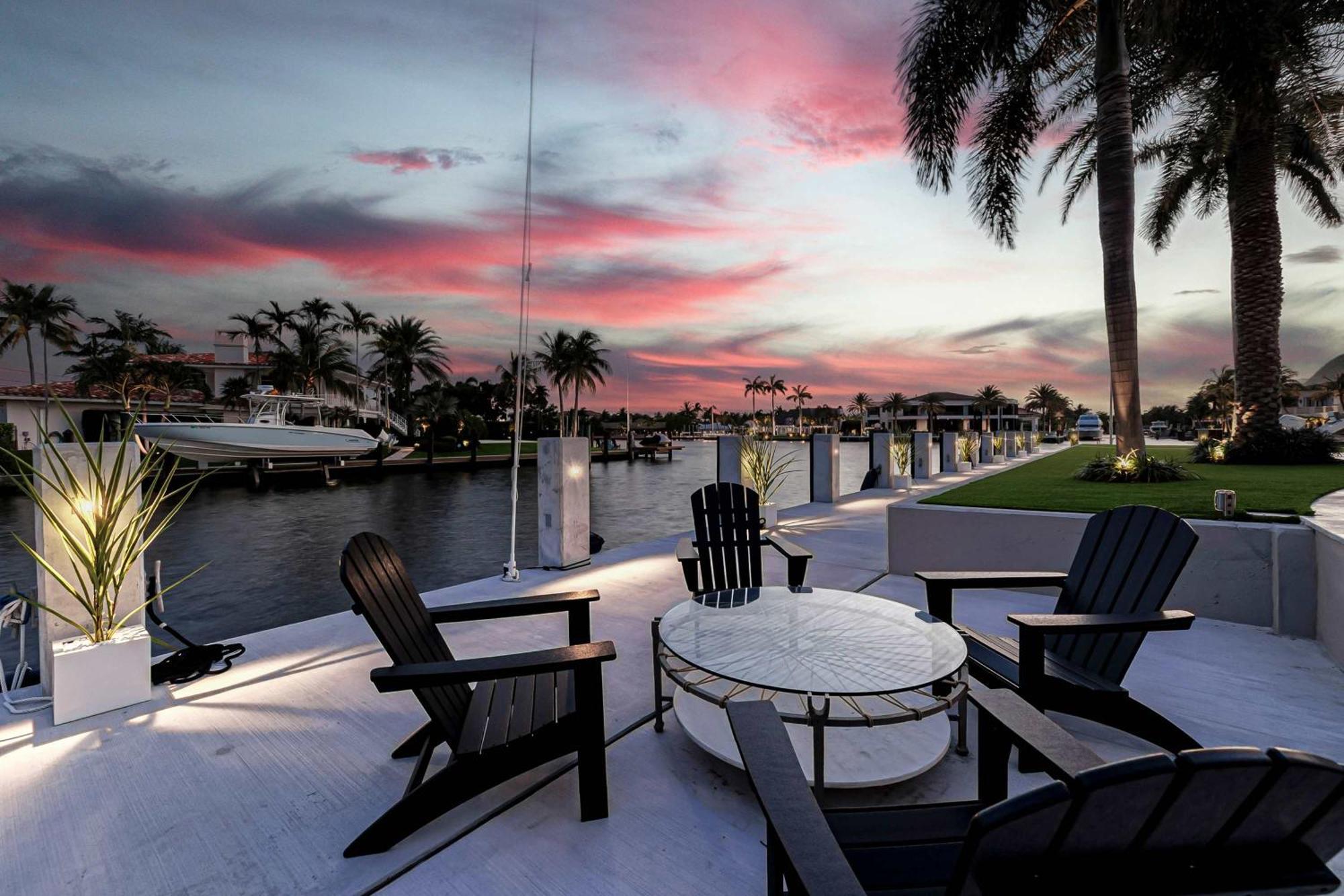 Azul Coastal Oasis 5 Min Walk To And Waterfront Holiday home
