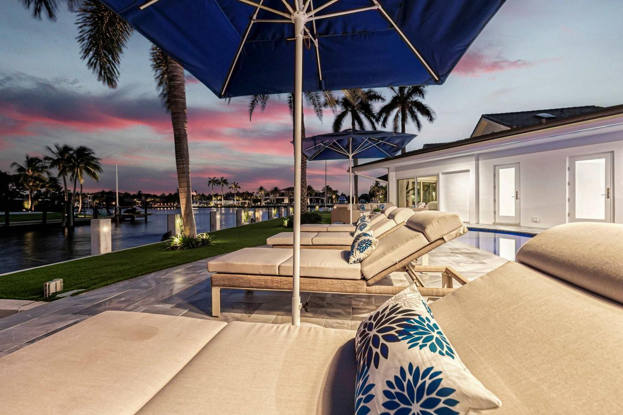 Azul Coastal Oasis 5 Min Walk To And Waterfront Holiday home *