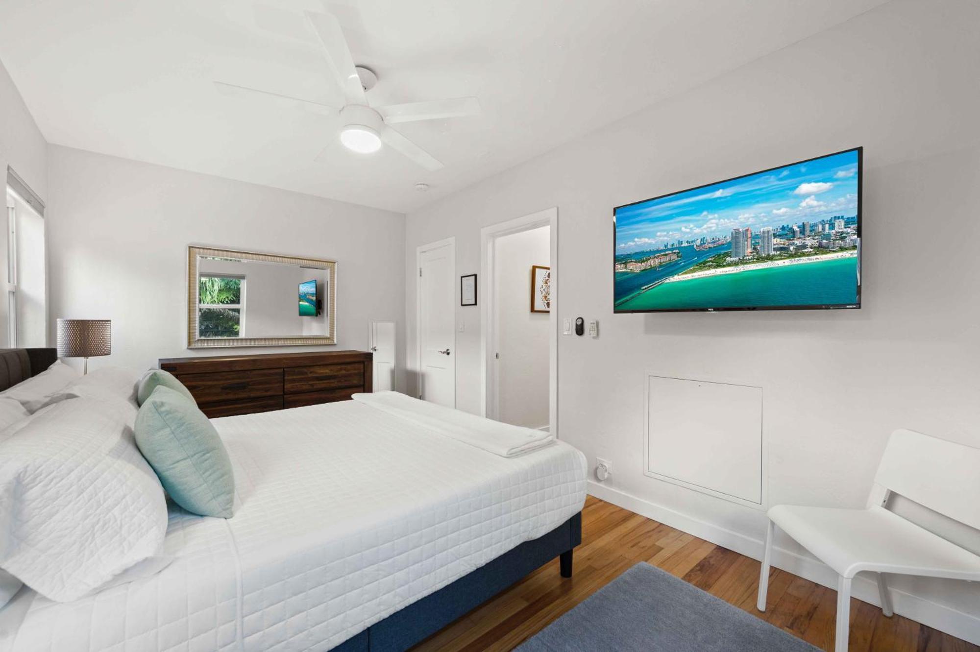 By The King Bed Lush Patio W Bbq Breakers Key Six H0mes *