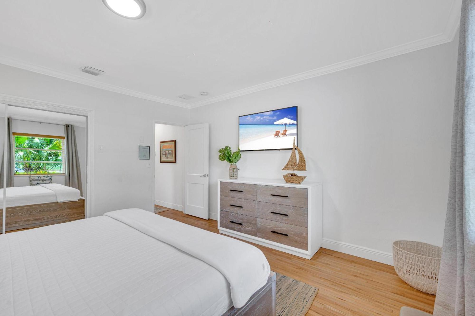 Steps From Quaint Heated Pool Key Resldences Holiday home