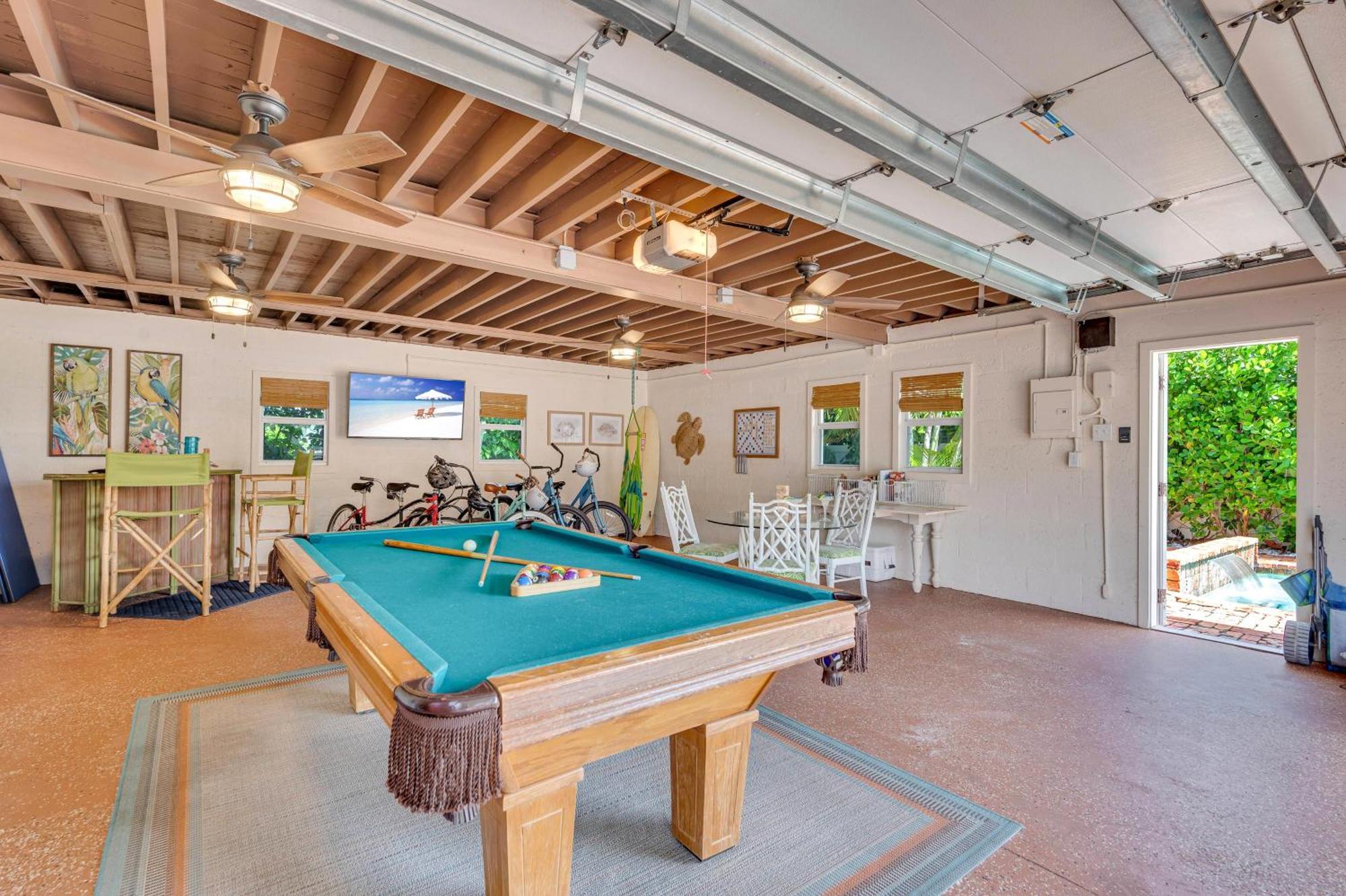 Steps From Quaint Heated Pool Key Resldences Holiday home