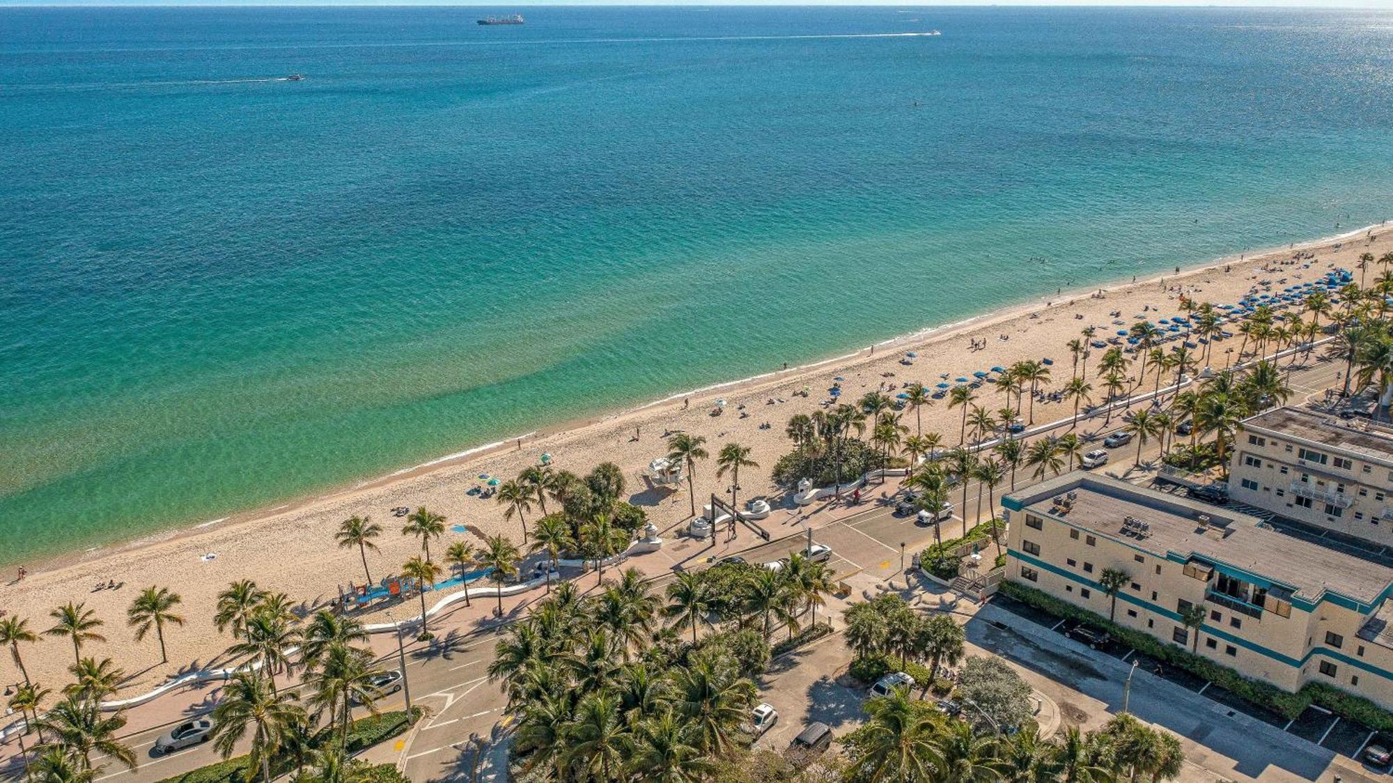 By The King Bed Lush Patio W Bbq Breakers Key Six H0mes * Fort Lauderdale