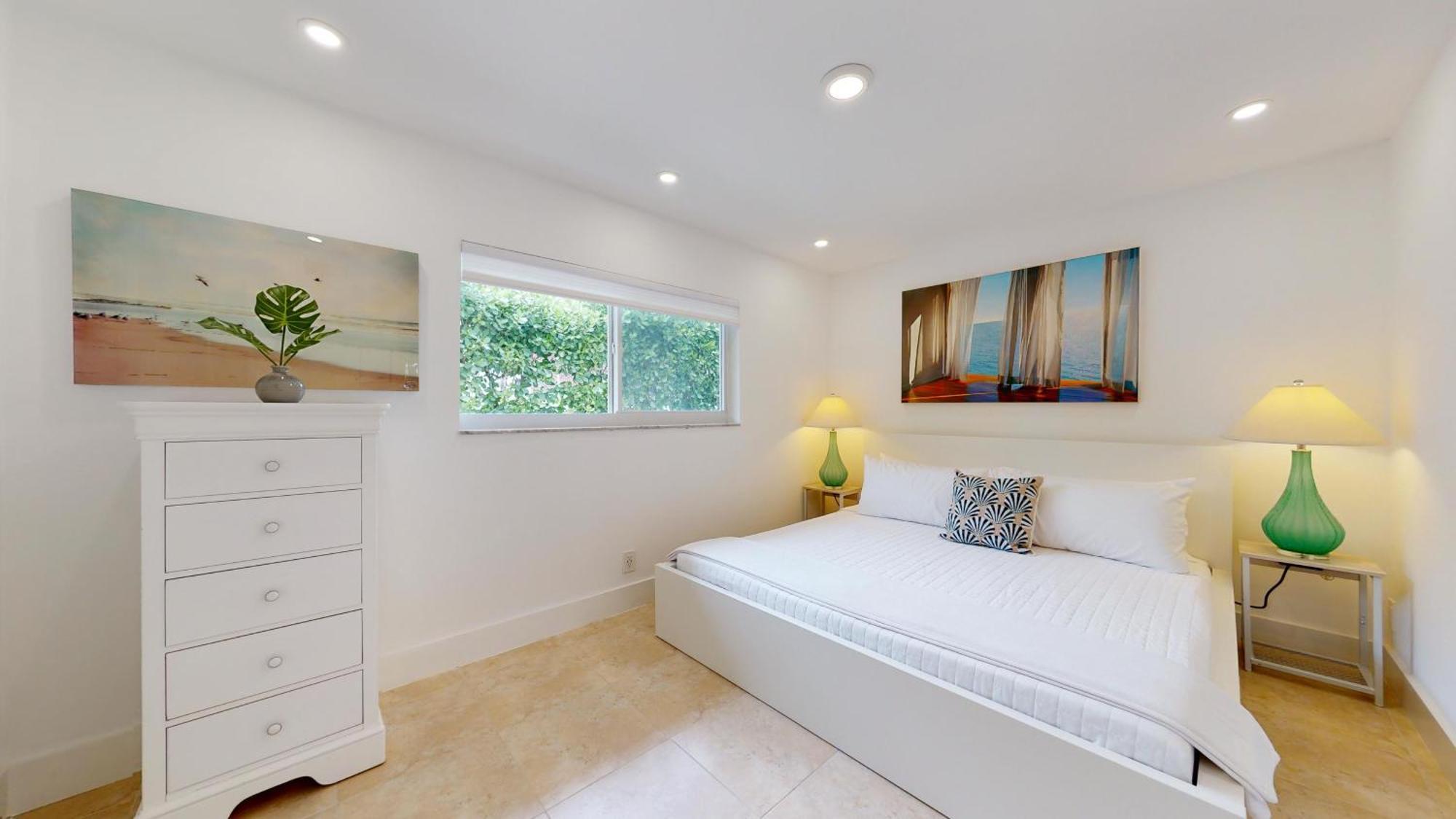 By Waterfront Key Three Apartment *