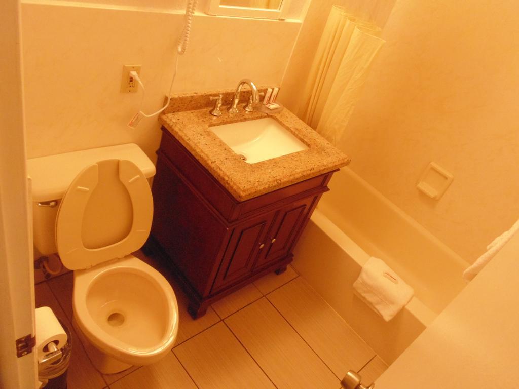 Travelodge By Wyndham Lauderdale Hotel
