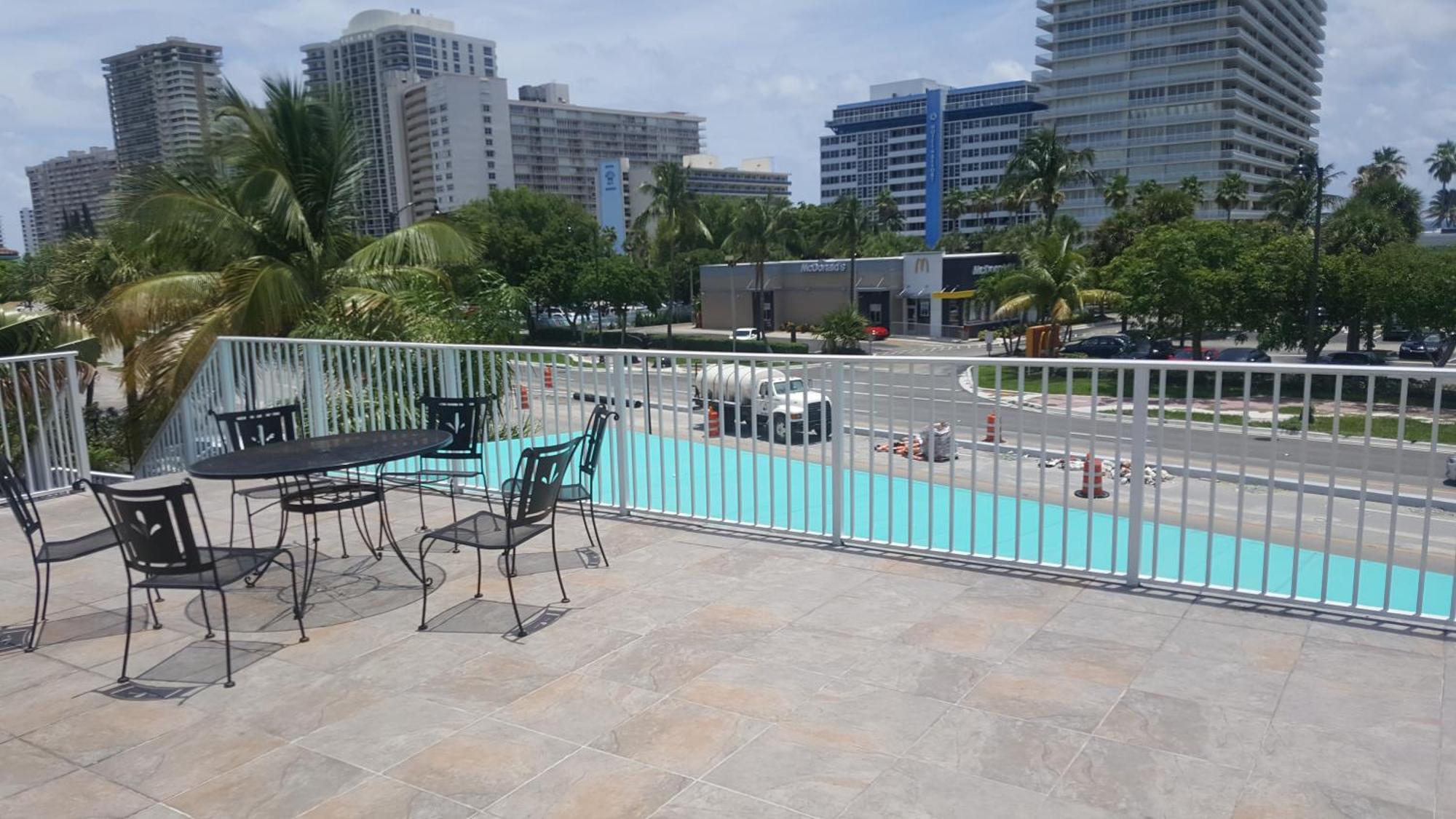 Travelodge By Wyndham Lauderdale Hotel