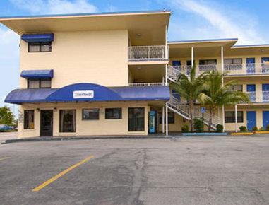 Travelodge By Wyndham Lauderdale Hotel