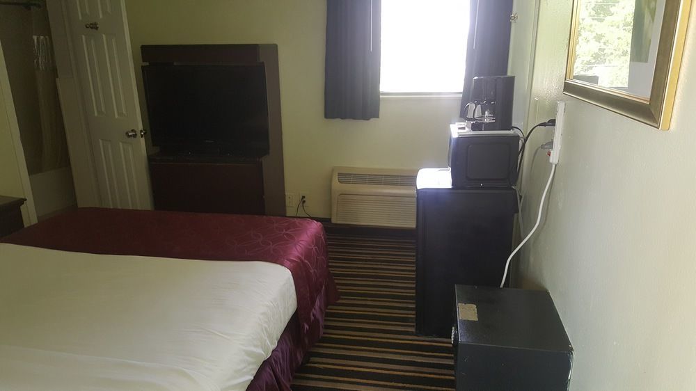 Travelodge By Wyndham Lauderdale Hotel