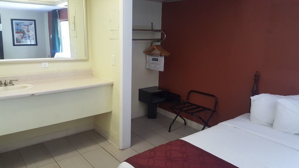 Travelodge By Wyndham Lauderdale Hotel