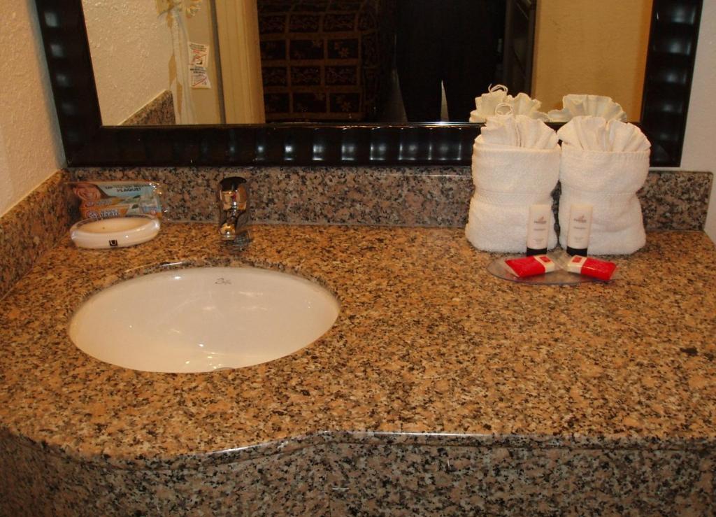 Hotel Red Carpet Airport Lauderdale 2*